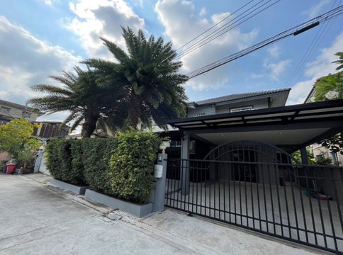 House for sale in Soi Nakniwas 15 Ladprao Chokchai 4  2 storey house facing north