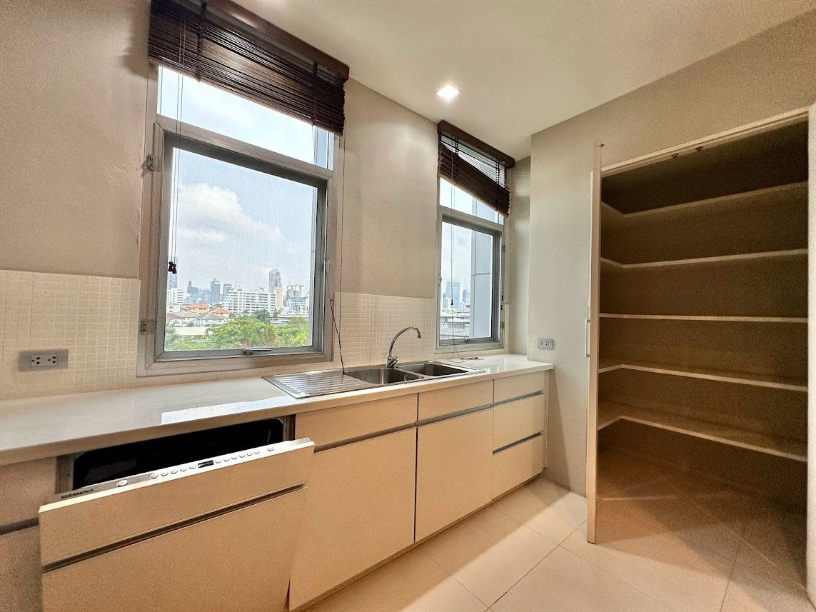 รูป Remarkable 2 Bedroom Apartment in Sathorn - BR0438AP - รูปที่ 11/35