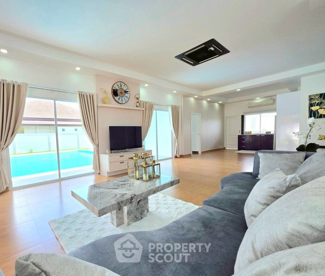 picture Pet-Friendly 3-BR Villa 250 Sqm, Unique Pool Villa Pattaya (ID 2704101) - 1/7