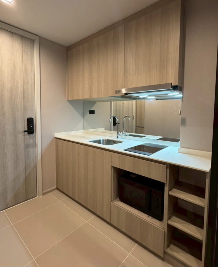 picture  Reference Sathorn - Wongwianyai  - 8/10