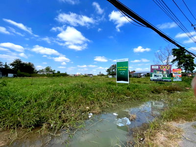 Land for sale ม.วงษ์ชวลิตกุล : 6 rai 1 ngan of land for sale in Korat city, located on Mittraphap Road, opposite  Honda dealership in Choh Ho. The land has been partially filled.