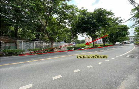 Prime land for sale in Taling Chan, on Kaew Ngern Thong Road, adjacent to Khlong Chak Phra canal, 5 rai 1 ngan 32 square wah.