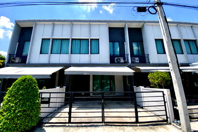 Townhouses for sale Bangkok : Townhome for Sale – 2-Storey Pleno Ramintra | South-Facing House Near Clubhouse | Great Location
