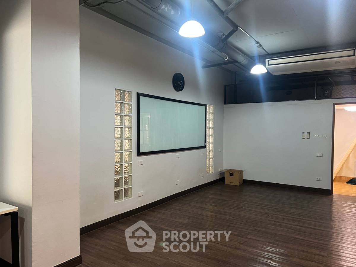 picture 1-BR 80 Sqm Condo Near BTS Sala Daeng (100m), Silom Terrace (ID 2627596) - 20/20