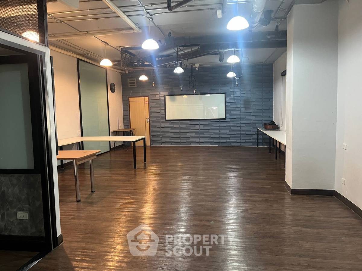 picture 1-BR 80 Sqm Condo Near BTS Sala Daeng (100m), Silom Terrace (ID 2627596) - 15/20