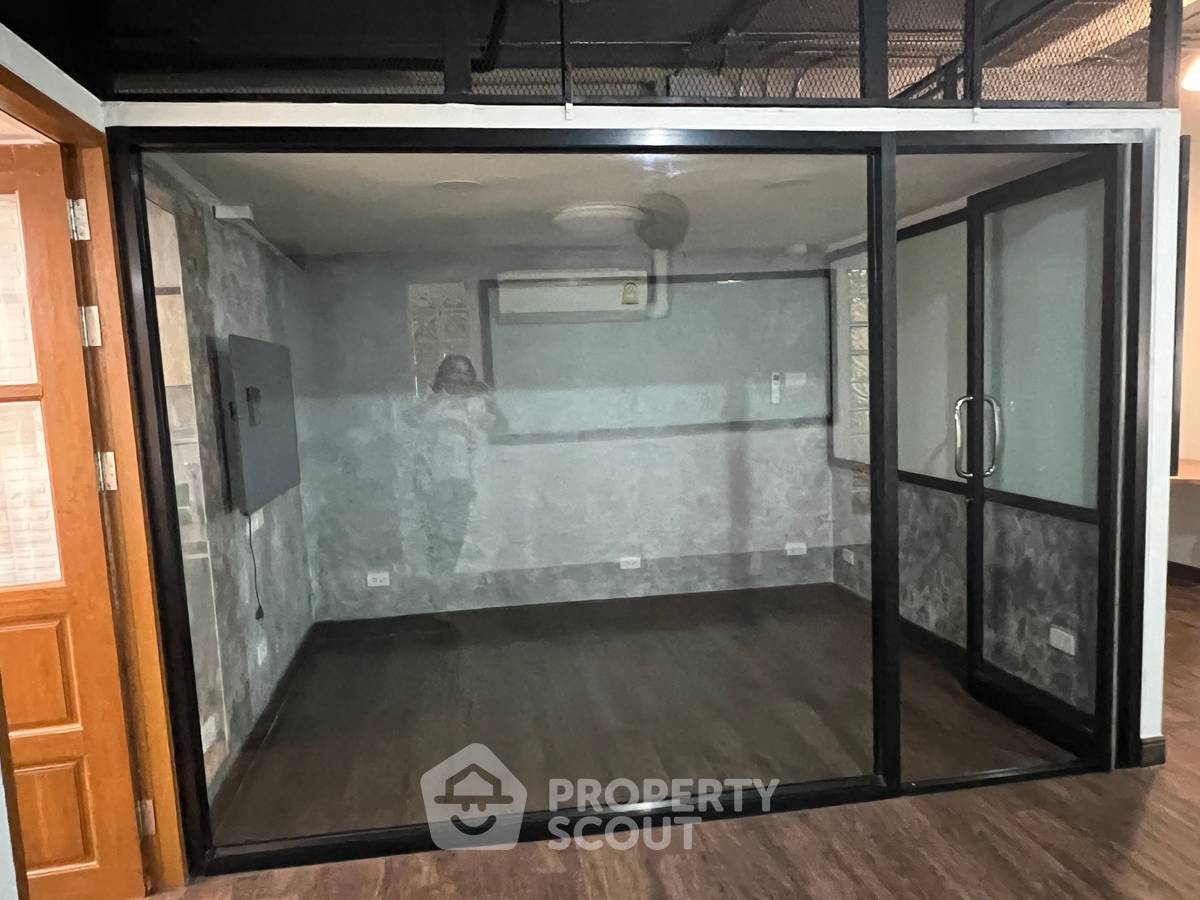 picture 1-BR 80 Sqm Condo Near BTS Sala Daeng (100m), Silom Terrace (ID 2627596) - 5/20