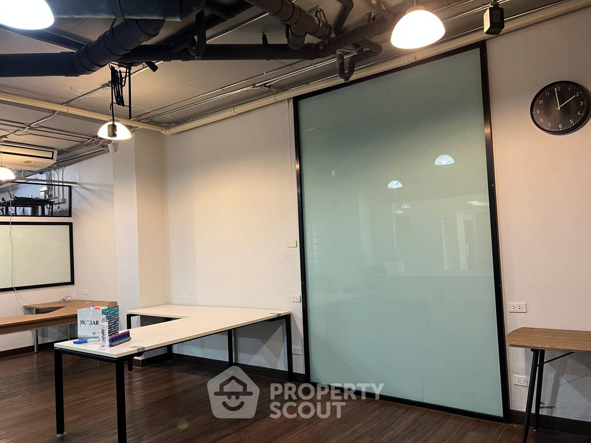 picture 1-BR 80 Sqm Condo Near BTS Sala Daeng (100m), Silom Terrace (ID 2627596) - 19/20