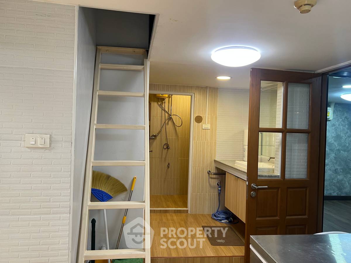 picture 1-BR 80 Sqm Condo Near BTS Sala Daeng (100m), Silom Terrace (ID 2627596) - 11/20