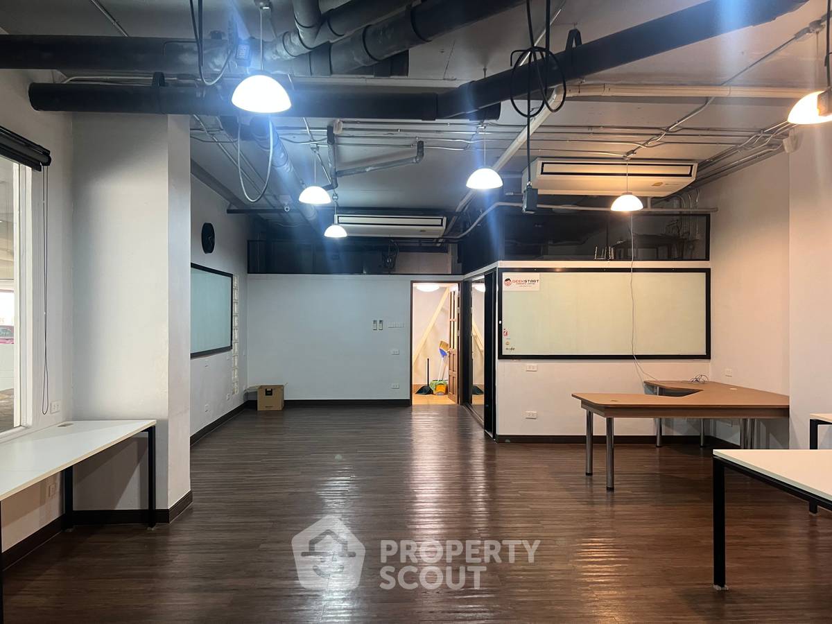 picture 1-BR 80 Sqm Condo Near BTS Sala Daeng (100m), Silom Terrace (ID 2627596) - 10/20