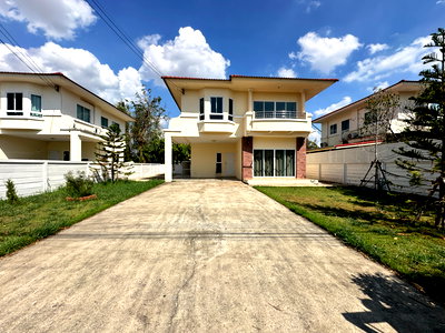 Houses for rent Khon Kaen : House for rent outside the housing project, Kham Charoen, Khon Kaen.