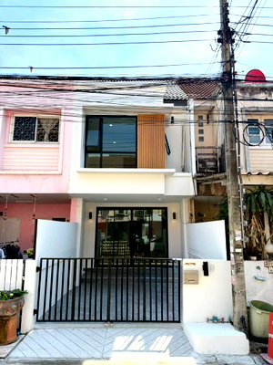 Townhouses for sale : 🏡✨ Townhome for Sale – 2 Storeys in Watcharapol Area | Great Location Behind Thanommit Market, Near Expressway ✨🏡