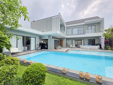 4 Bedroom Pool Villa for Sale in East Pattaya