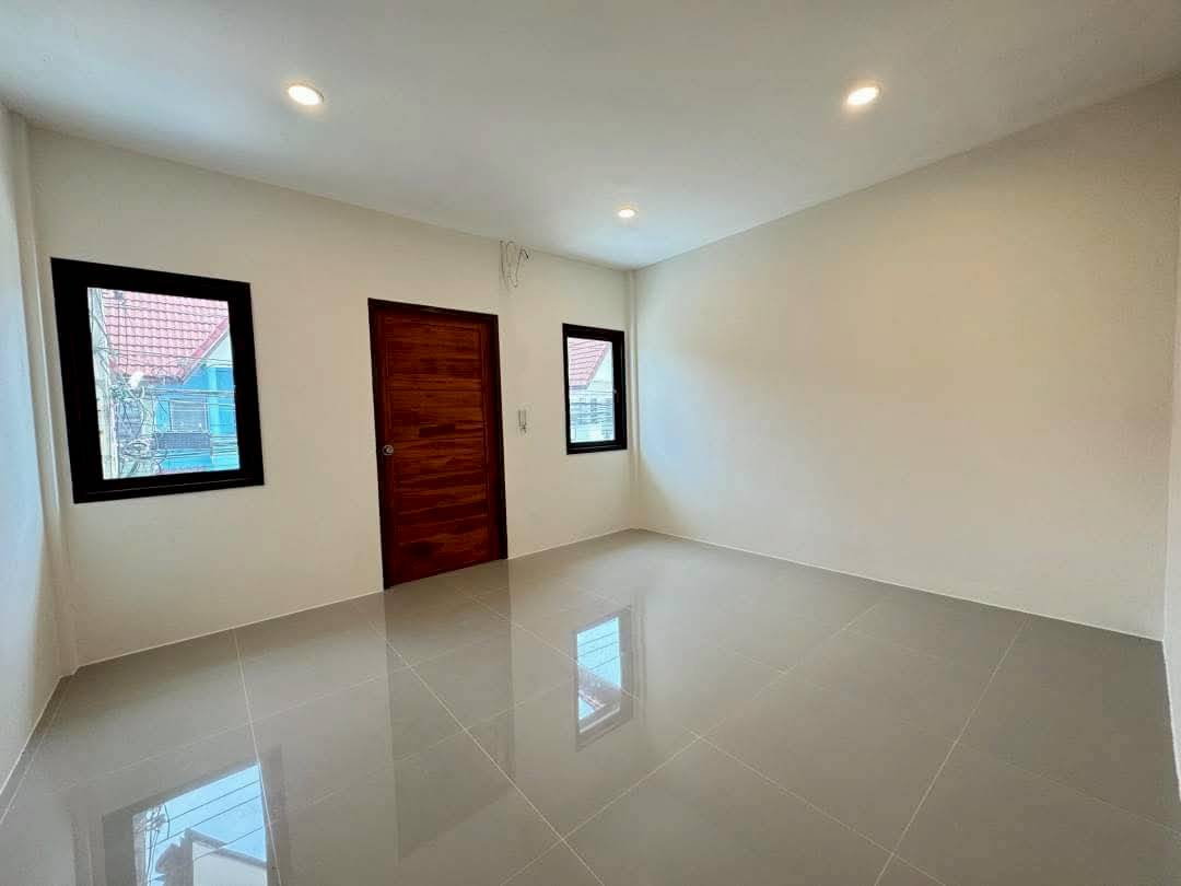 รูป  281AGKI ทาวน์เฮ้าส์ 2 ชั้น ทำเลสะพานใหม่ ใกล้รถไฟฟ้า บ้านรีโนเวทแล้ว พร้อมเข้าอยู่   - รูปที่ 10/10