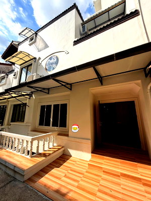 เช่าทาวน์โฮม วัน แบงค็อก   : 🏡✨ ปล่อยเช่าทาวน์โฮม 4 ชั้น หมู่บ้านลานทอง – ย่านสาทร 4 ห้องนอน 6 ห้องน้ำ ทำเลสาทร ใกล้ BTS เดินได้ วิวตึกมหานคร อนุญาตให้เลี้ยงสัตว์ 🐶🐱