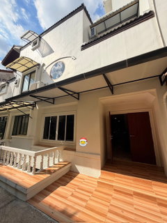 รูปภาพ 🏡✨ ปล่อยเช่าทาวน์โฮม 4 ชั้น หมู่บ้านลานทอง – ย่านสาทร 4 ห้องนอน 6 ห้องน้ำ ทำเลสาทร ใกล้ BTS เดินได้ วิวตึกมหานคร อนุญาตให้เลี้ยงสัตว์ 🐶🐱