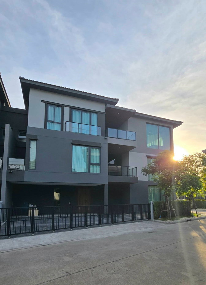 รูป P0524/บ้านหรูให้เช่า บ้านกลางเมือง ดิอิดิชั่น บางนา บ้านสามชั้นพร้อมลิฟท์และ Penthouse Lounge ส่วนตัว ใกล้เมกาบางนาเพียง 1 นาที - รูปที่ 1/28