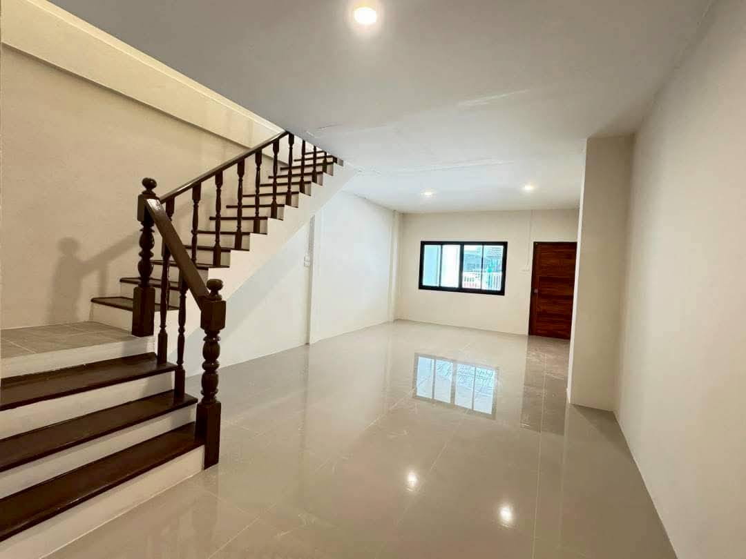 รูป  281AGKI ทาวน์เฮ้าส์ 2 ชั้น ทำเลสะพานใหม่ ใกล้รถไฟฟ้า บ้านรีโนเวทแล้ว พร้อมเข้าอยู่   - รูปที่ 4/10