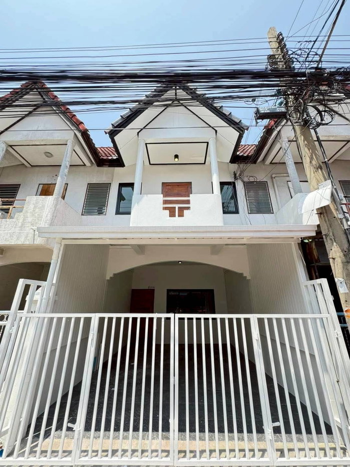 รูป  281AGKI ทาวน์เฮ้าส์ 2 ชั้น ทำเลสะพานใหม่ ใกล้รถไฟฟ้า บ้านรีโนเวทแล้ว พร้อมเข้าอยู่   - รูปที่ 1/10
