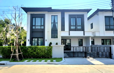 บ้านเดี่ยว สนามบินสุวรรณภูมิ : ขายบ้าน แกรนด์ พลีโน่ สุขุมวิท-บางนา พื้นที่สวนในบ้านใหญ่ที่สุดในหมู่บ้าน