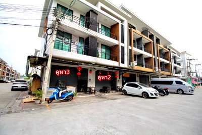 ขายอาคารพาณิชย์ : ขายอาคารพาณิชย์ 3 ชั้น พร้อมผู้เช่า โครงการ DComplex(ดี คอมเพล็กซ์) ปิ่นทอง1 ศรีราชา ชลบุรี ใกล้นิคมฯ 600 ม 