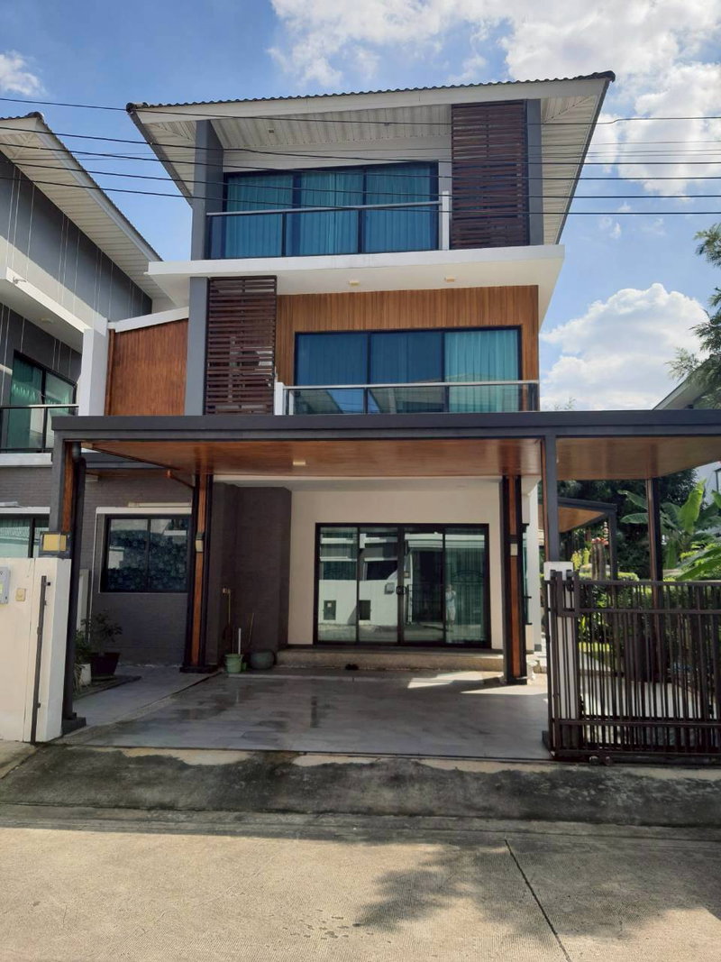 Twin houses for sale : Modern 3-Storey Semi-Detached Home - SUPALAI ESSENCE Ladprao 107 – Prime Bangkok Location
