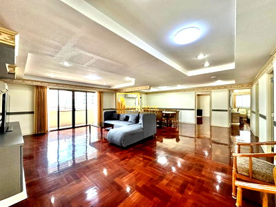 Apartment building for rent Srinakharinwirot University Prasanmit Campus : Expansive 3 Bedroom Penthouse Apartment With Private Pool - BR20757AP