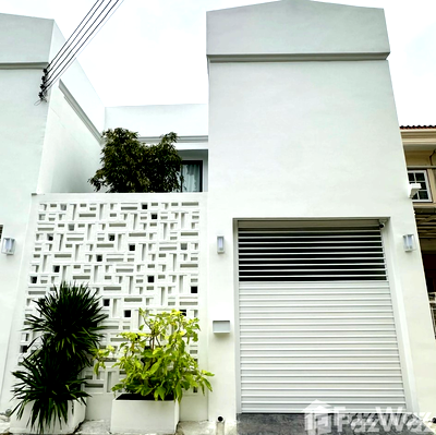 Townhouses for rent Watthana : 4 Bedroom Townhouse for rent in Phra Khanong Nuea, Bangkok  1974003