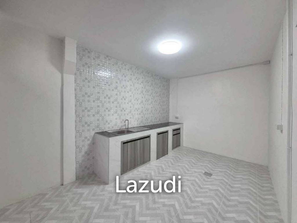 รูป 126 sqm modern 3 bedroom townhouse in Soi Charoen Krung 107 - รูปที่ 11/12