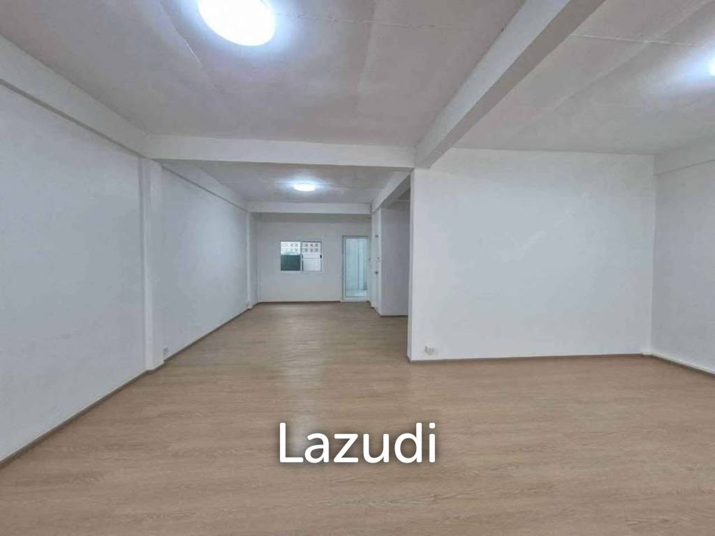 รูป 126 sqm modern 3 bedroom townhouse in Soi Charoen Krung 107 - รูปที่ 4/12