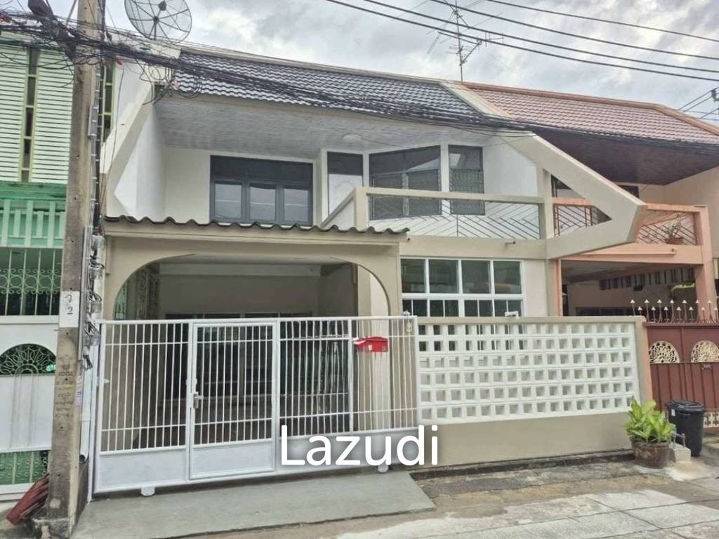 รูป 126 sqm modern 3 bedroom townhouse in Soi Charoen Krung 107 - รูปที่ 1/12