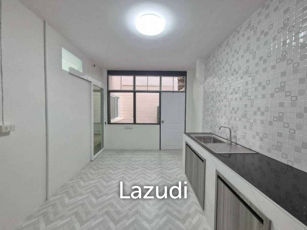 รูป 126 sqm modern 3 bedroom townhouse in Soi Charoen Krung 107 - รูปที่ 8/12