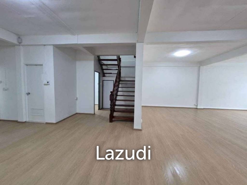 รูป 126 sqm modern 3 bedroom townhouse in Soi Charoen Krung 107 - รูปที่ 3/12