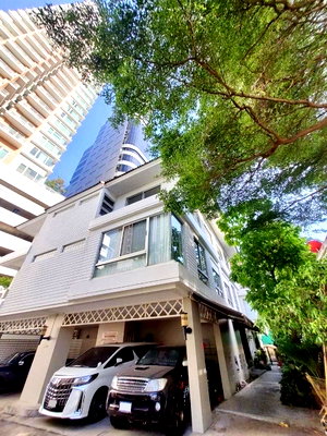 Houses for rent บางลำภู(บางลำภู) : LTH5397 – House in Compound FOR RENT in Phrom Phong 3 beds 4 baths size 300 Sq.M. Nearby BTS Phrom Phong station ONLY 80k/Month