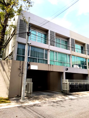 ทาวน์โฮม วิทยาลัยดุสิตธานี : LTHC5641 – Townhouse 2 units FOR SALE in Pattanakarn 6 beds 8 baths size 49 Sq.W. Nearly ARL Ramkhamhaeng station ONLY 16.7 MB