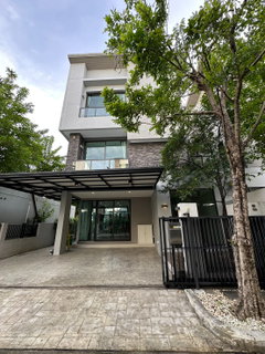 รูปภาพ Available for rent! The Classe Ekkamai-Ramindra. A luxury Twin house with 241 sq.m. 4 Bedroom with 4 bathroom + 3 parking lots. Ready to move in.
