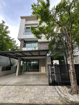 Available for rent! The Classe Ekkamai-Ramindra. A luxury Twin house with 241 sq.m. 4 Bedroom with 4 bathroom + 3 parking lots. Ready to move in.