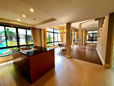 เช่าทาวน์โฮม กรุงเทพมหานคร : LTH5314 – Townhouse in Compound FOR RENT in Thonglor 4 beds 5 baths size 350 SQ.M. Nearby BTS Thonglor ONLY 110k/Month