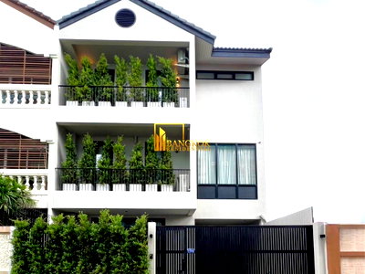 เช่าทาวน์โฮม แม็คโคร ฟู้ดเซอร์วิส สุขุมวิท 71 : Modern 4 Bedroom Townhouse in Phra Khanong - BR49048TH