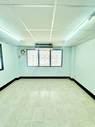 รูป อาคาร 6 ชั้นหลังมุม BTS สำโรง 200 ม. อาคารพาณิชย์ 5นอน ติดถนนสุขุมวิท เทพารักษ์ 22 ตร.ว.พร้อมที่จอดรถส่วนตัว 5 คัน - รูปที่ 3/6