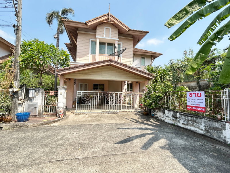 Houses for sale : Single corner unit for sale, Parinyada Chalongrat, 64.5 sq.wa., lowest price in the project. Near Central EastVille and the Chalongrat expressway 