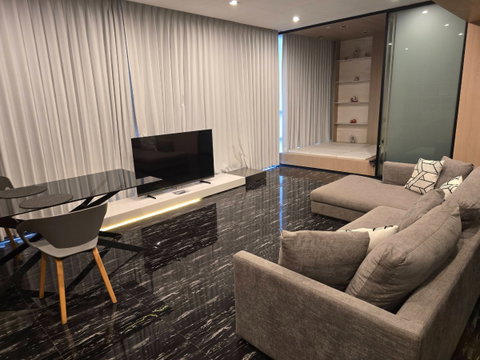 SL150/ The Bangkok Sathorn, premium condo in a potential location. In the heart of Sathorn business district