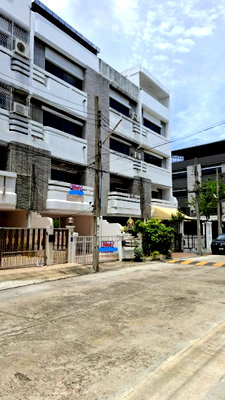 Shophouses for rent ม.เอเชียอาคเนย์ : 3-storey commercial building for rent on Phetkasem 83, Bang Khae Nuea,  near The Mall Bangkae.  Land area: 30 sq.w. Usable area: 288 sq.m.