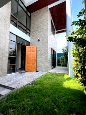 Houses for rent บางลำภู(บางลำภู) : LTHC5463 – House with Private Garden FOR RENT in Phrom Phong 4 beds 2 baths size 400 Sq.M. Nearby BTS Phrom Phong station ONLY 85k/Month
