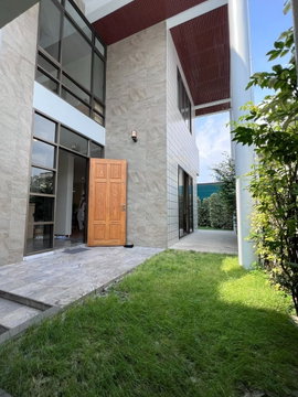 LTHC5463 – House with Private Garden FOR RENT in Phrom Phong 4 beds 2 baths size 400 Sq.M. Nearby BTS Phrom Phong station ONLY 85k/Month