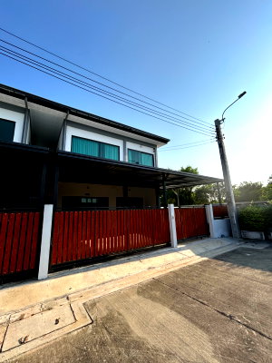 เช่าบ้านแฝด แจส กรีน วิลเลจ คู้บอน : ให้เช่าบ้านแฝดใหม่หลังมุม พร้อมเฟอร์นิเจอร์ครบ 3 ห้องนอน 3 ห้องน้ำ 2 ที่จอดรถ อ่างอาบน้ำ บางเขน ใกล้รถไฟฟ้าสายหยุด 21000 บาท