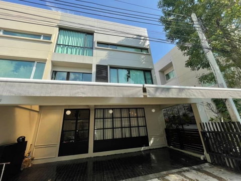 LTHC5544 – Townhome FOR SALE in Pattanakarn 3 beds 3 baths size 178 Sq.M. Nearby ARL Huamark station ONLY 11.5 MB