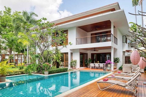 LTHC6078 – Single House with Private Swimming Pool FOR SALE 3 beds 3 baths size 842 Sq.M. Nearby BTS Punnawithi station ONLY 118 MB