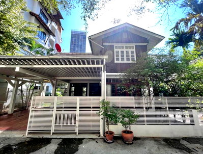 Houses for rent บางลำภู(บางลำภู) : LTHC5610 – Single House with Garden FOR RENT in Phrom Phong 3 beds 3 baths size 280 Sq.M. Nearby BTS Phrom Phong station ONLY 120k/Month