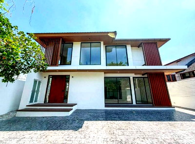 บ้านเดี่ยว บิ๊กซี ซูเปอร์เซ็นเตอร์ เอกมัย : 🏠บ้านเดี่ยว 2 ชั้น หลังมุม สไตล์ Modern Luxury สุขุมวิท 71 (ปรีดี 42) | 4 ห้องนอน พร้อมห้องนอนชั้นล่าง | สงบเป็นส่วนตัว | เดินทางสะดวก