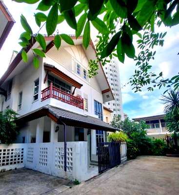 Houses for rent บางลำภู(บางลำภู) : LTHC5465 – Single House FOR RENT in Nana 5 beds 5 baths size 300 Sq.M. Nearby BTS Nana station ONLY 95k/Month
